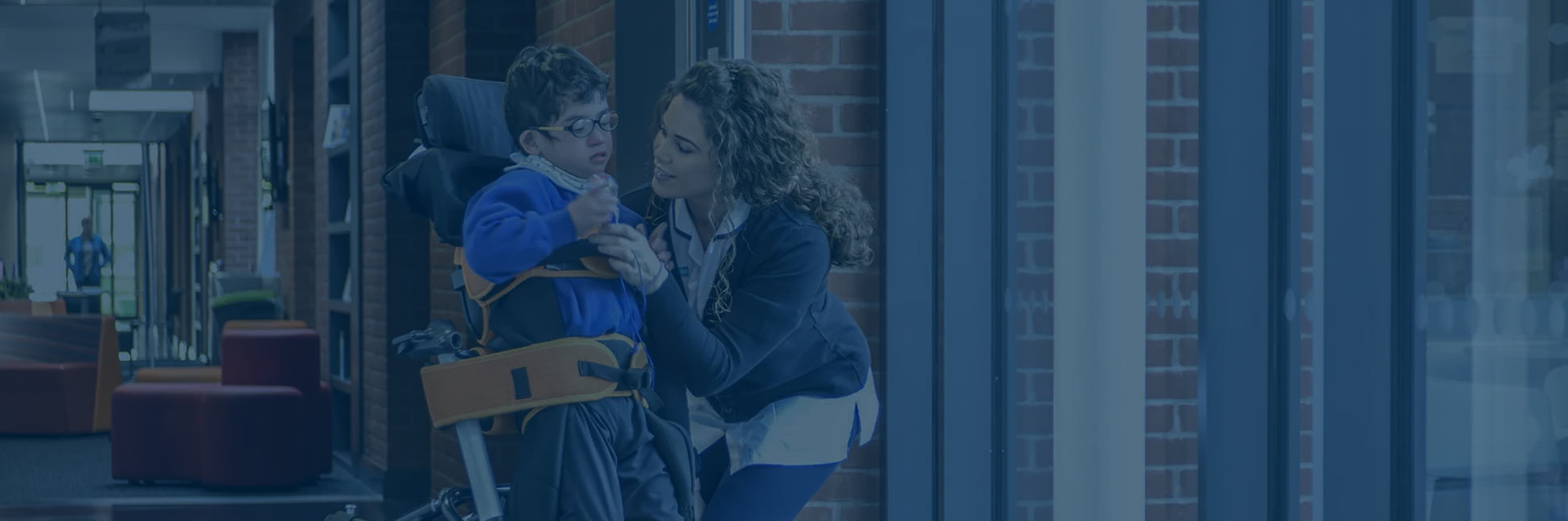 A almofada em cunha mantém o alinhamento da pelve e das coxas, evitando o deslizamento para frente