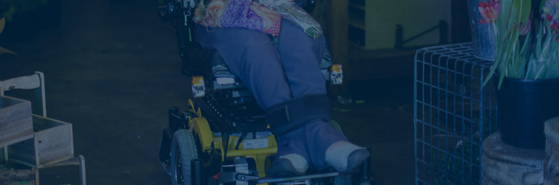 All-terrain indoor and outdoor power wheelchair, mid-wheel drive