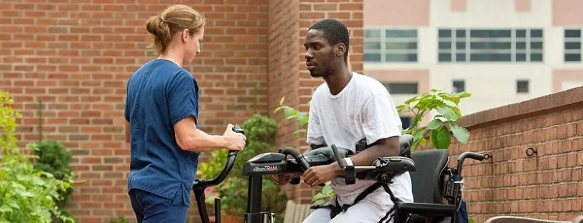 Uso de correas de muslo en configuración de eslinga para ir al baño o para transferencias de asiento a asiento