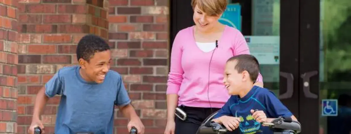 Asistencia de soporte del peso y posicionamiento pélvico con el nuevo entrenador de marcha Pacer