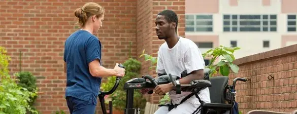 Uso de correas de muslo en configuración de eslinga para ir al baño o para transferencias de asiento a asiento