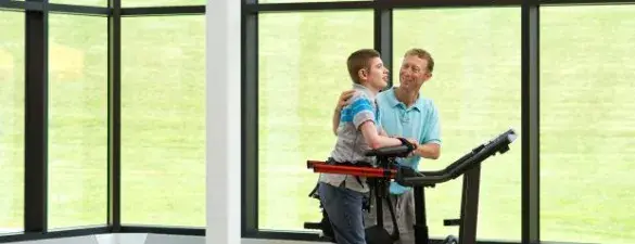 Terapeuta le dice a su paciente: ¡Hoy trabajaremos la marcha en una caminadora!